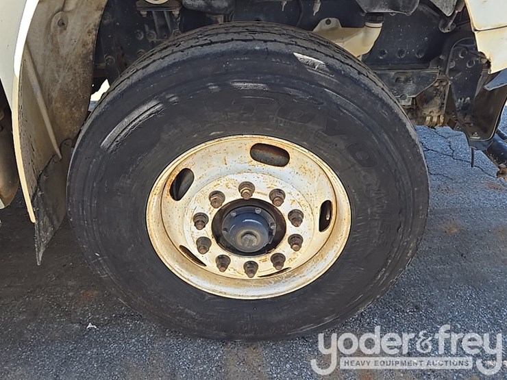 2013-freightliner-m2-106-image-13