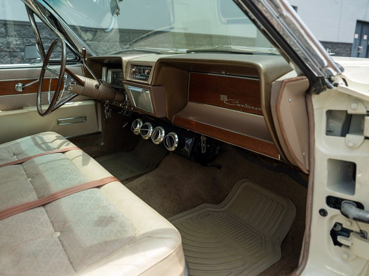 #111-•-1962-lincoln-continental-sedan-image-76