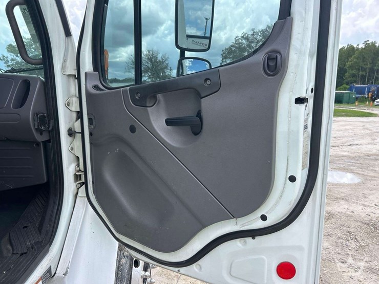 2016-freightliner-m2-106-image-26