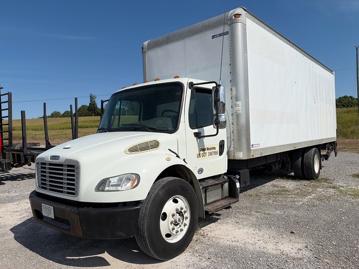 2014-freightliner-m2-106-image-1