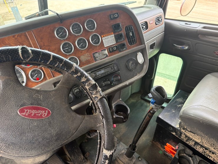 2008-peterbilt-365-image-12