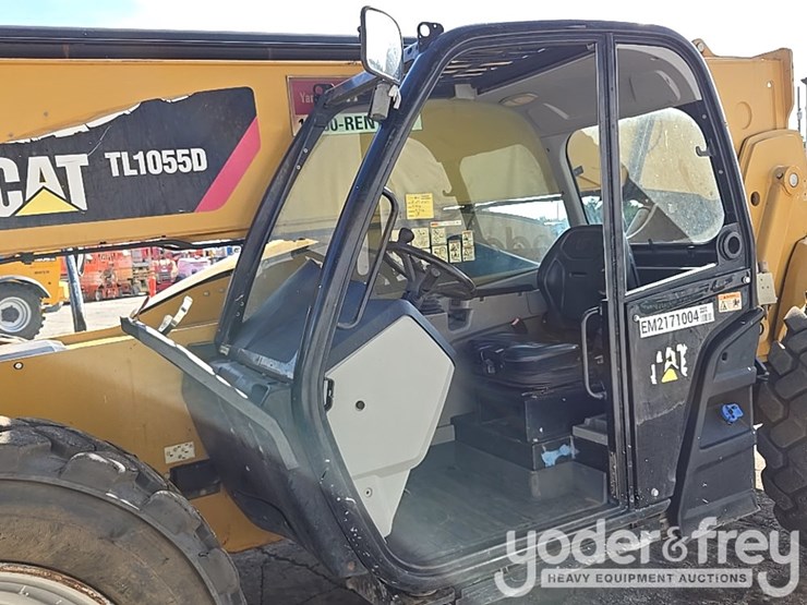 2017-caterpillar-tl1055d-image-30