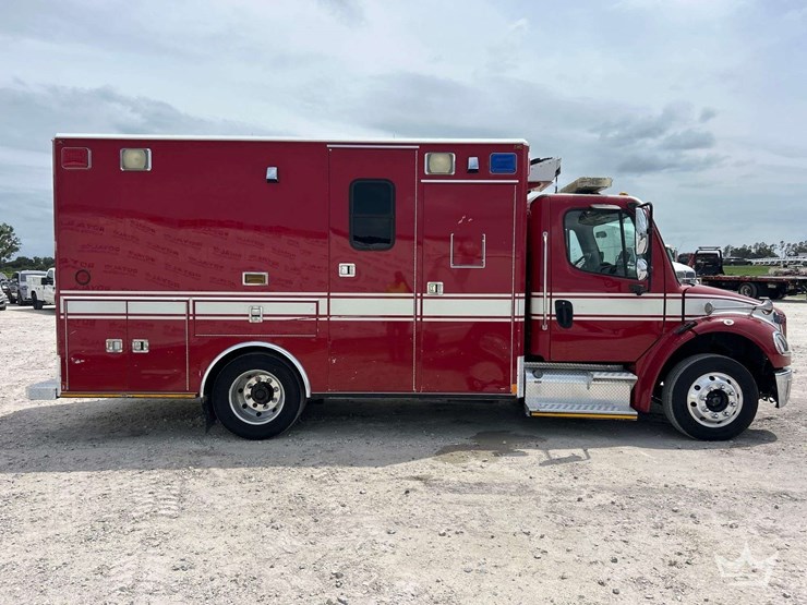 2005-freightliner-m2-106-image-41