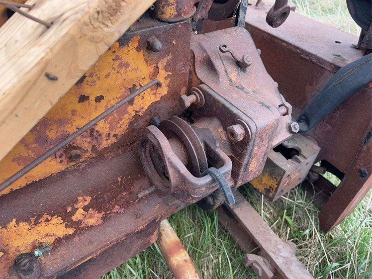 allis-chalmers-u-industrial-parts-tractor-image-15