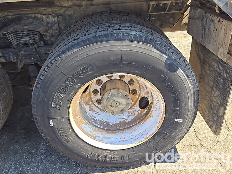 2013-freightliner-m2-106-image-10
