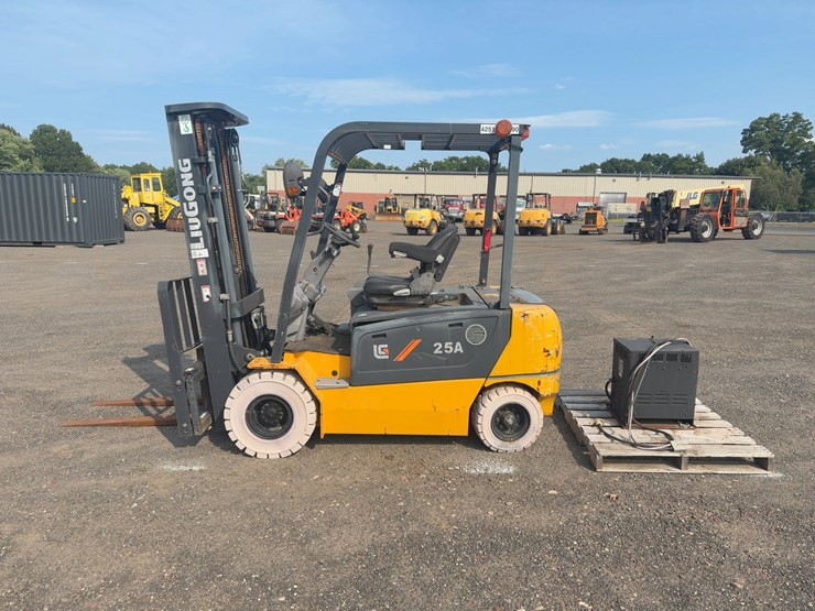 inoperable---2019-liugong-clg2025a-s-electric-forklift-image-2