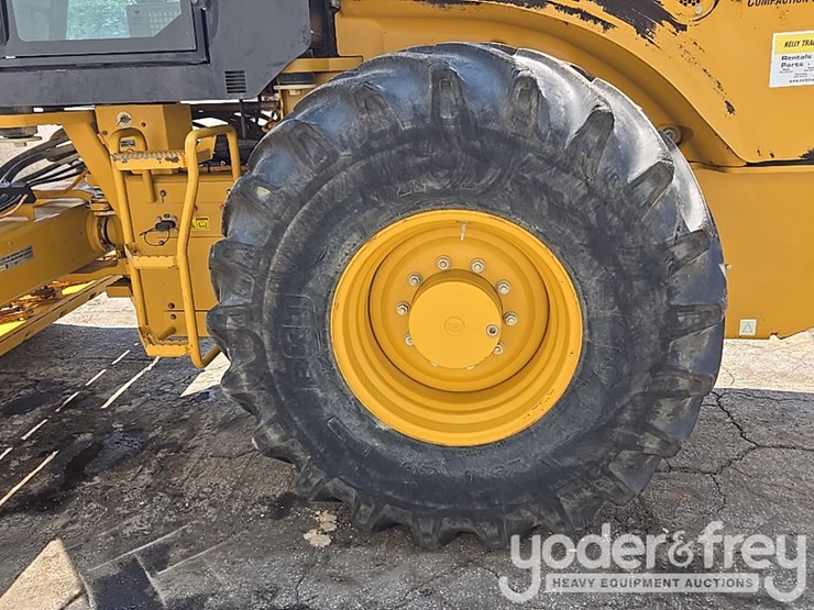 2020-caterpillar-cs56b-image-17