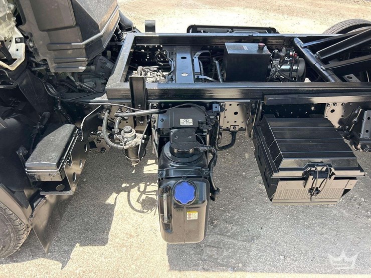 2017-isuzu-npr-image-15