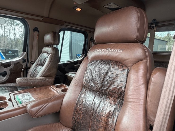 2009-freightliner-m2-106-image-35