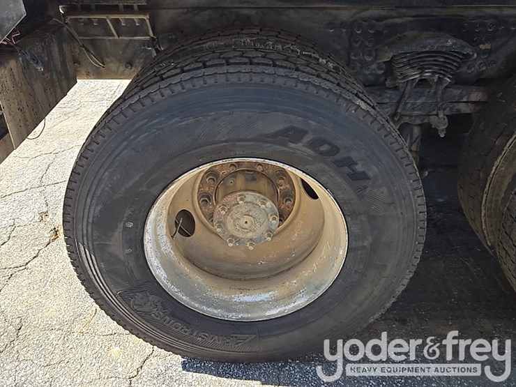 2013-freightliner-m2-106-image-11
