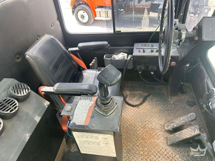 2016-freightliner-m2-106-image-21