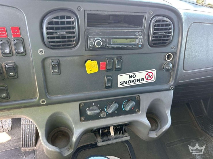 2016-freightliner-114sd-image-30