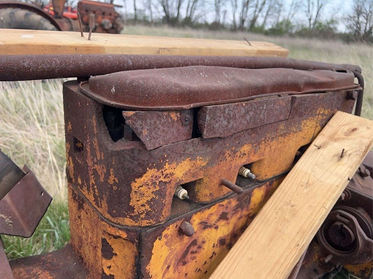 allis-chalmers-u-industrial-parts-tractor-image-18