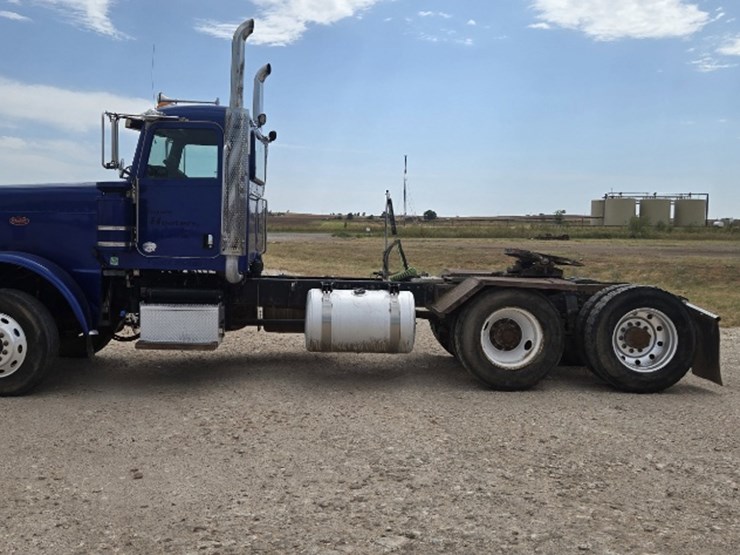 2015-peterbilt-389-image-1
