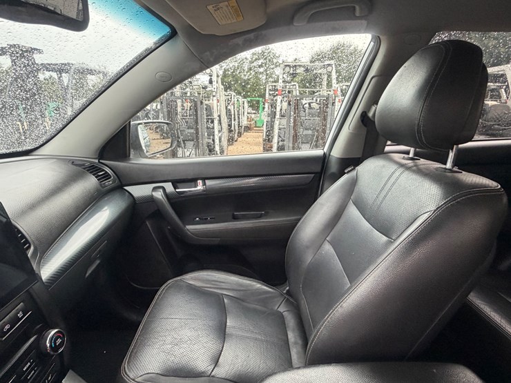 2011-kia-sorento-image-35