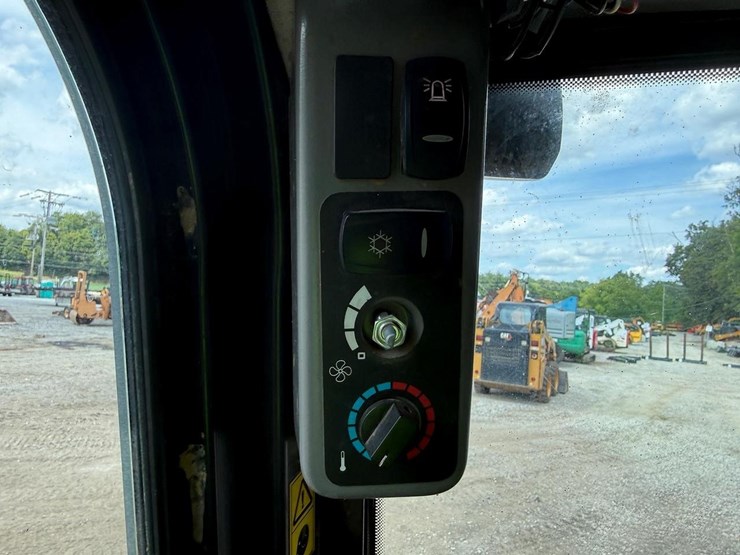 2024-jcb-3ts-8t-image-29