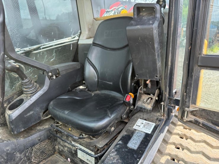 2024-jcb-3ts-8t-image-23