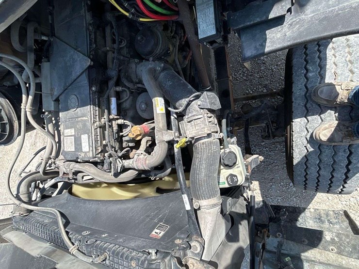 2016-freightliner-114sd-image-9