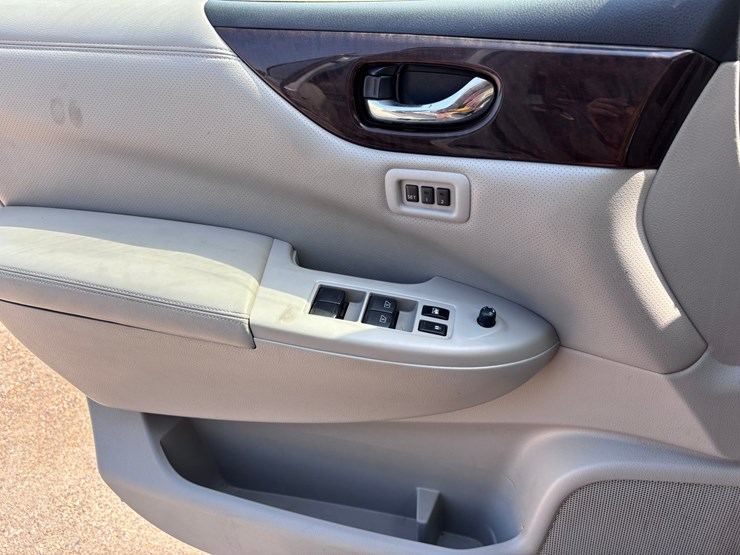 2013-nissan-quest-image-15