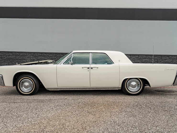 #111-•-1962-lincoln-continental-sedan-image-8