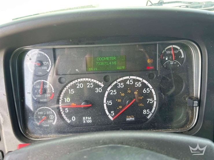 2016-freightliner-m2-106-image-10