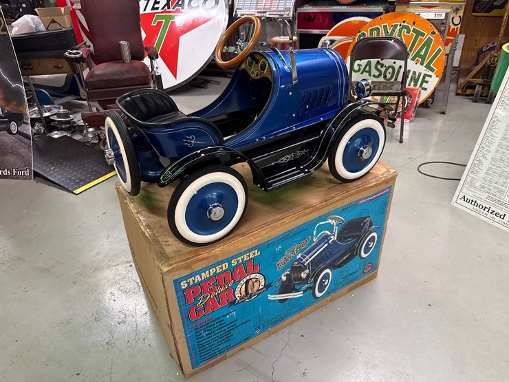 #288-•-stamp-steel-pedal-car-classic-roadster-image-1