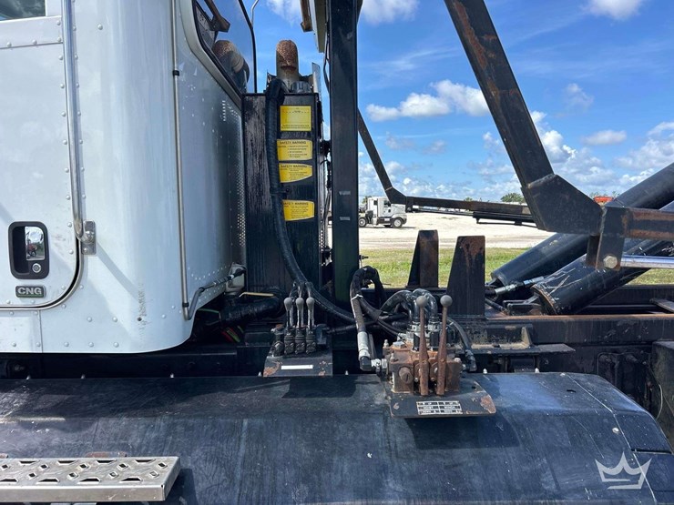 2016-peterbilt-348-image-24