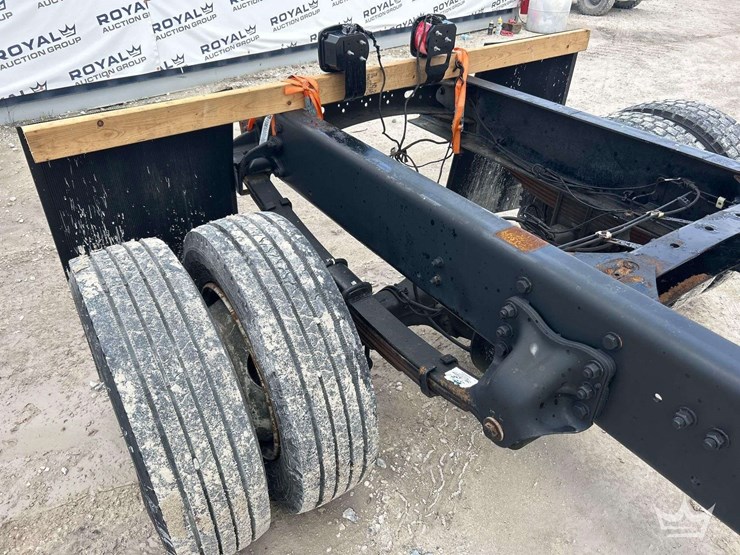 2016-freightliner-m2-106-image-24