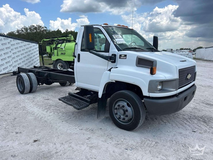 2005-chevrolet-c5500-cab-and-chassis-truck-image-2