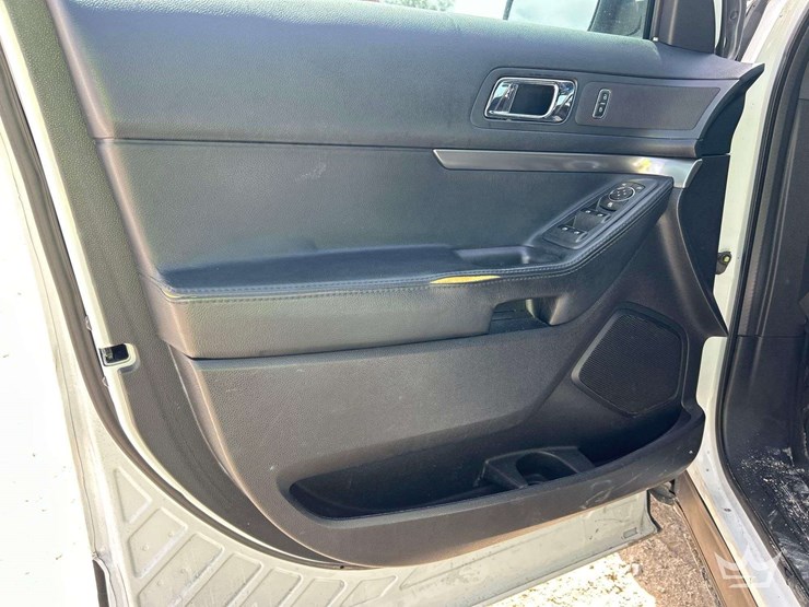 2016-ford-explorer-image-10