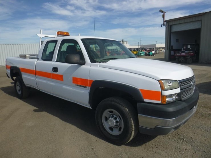 2005-chevrolet-2500hd-image-2
