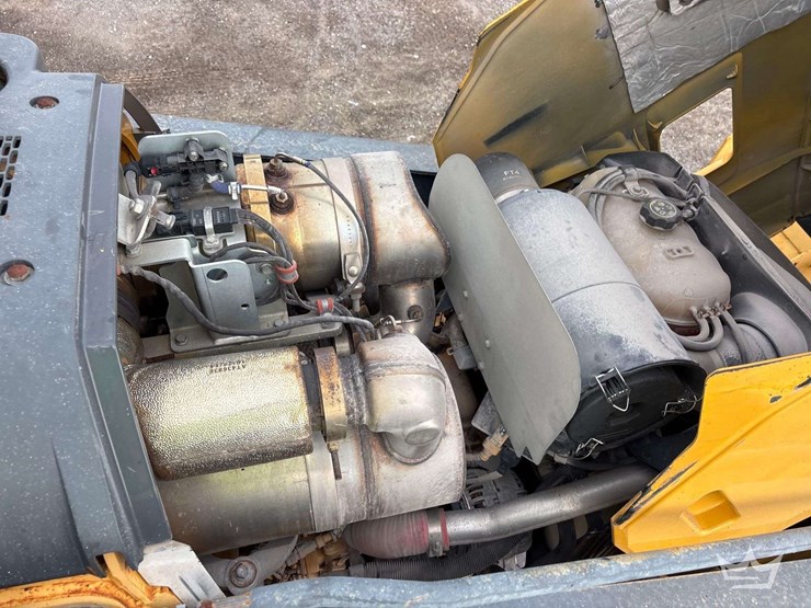 2015-deere-410l-image-18