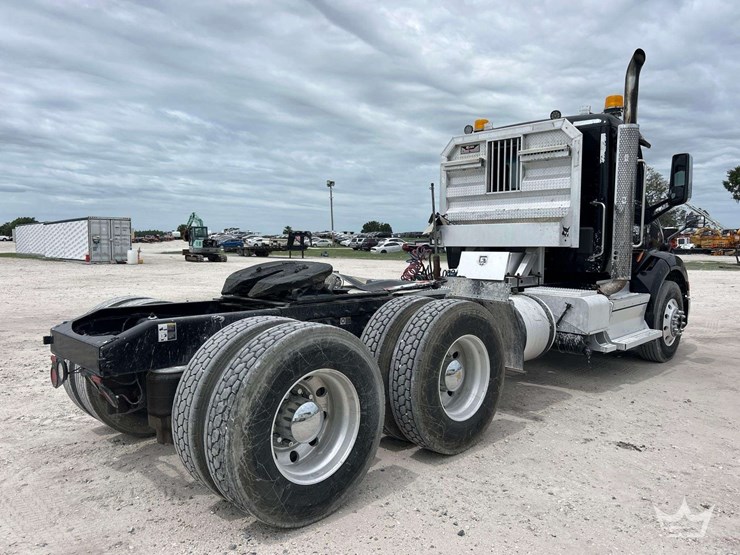 2019-peterbilt-579-image-3