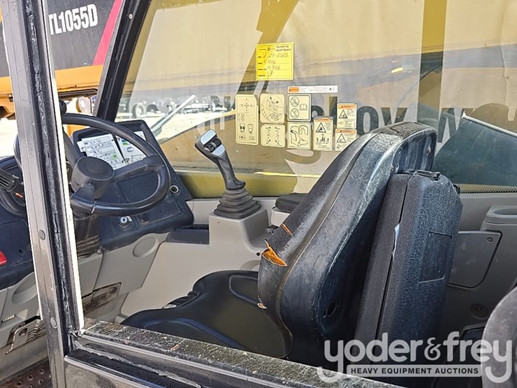 2017-caterpillar-tl1055d-image-32