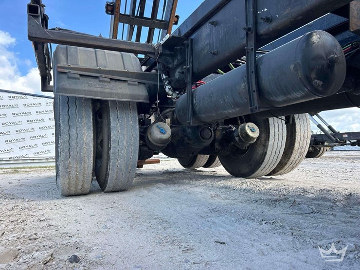 2016-peterbilt-348-image-19