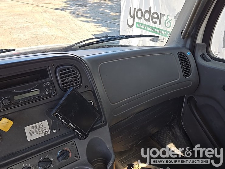 2013-freightliner-m2-106-image-34
