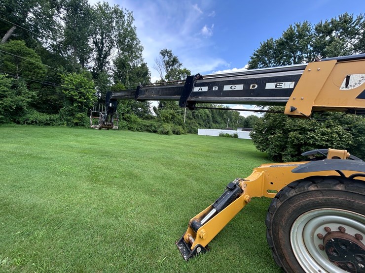 2017-caterpillar-tl1055d-image-34