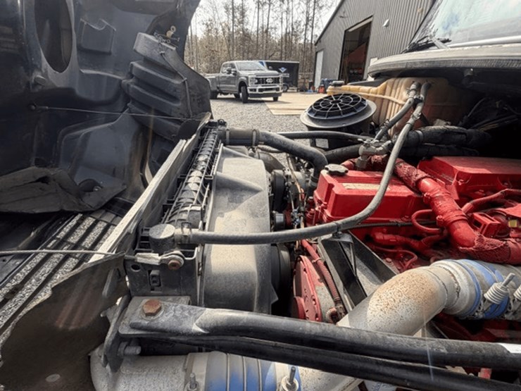 2009-freightliner-m2-106-image-40