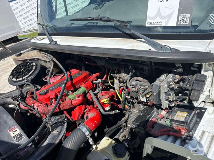 2016-freightliner-m2-106-image-7