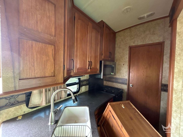 2012-keystone-montana-5th-wheel-t/a-travel-trailer-image-9