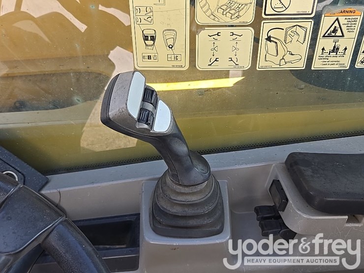 2017-caterpillar-tl1055d-image-34
