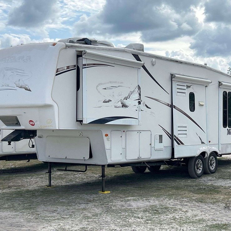 2007 Keystone Montana 5th Wheel T/A Travel Trailer.