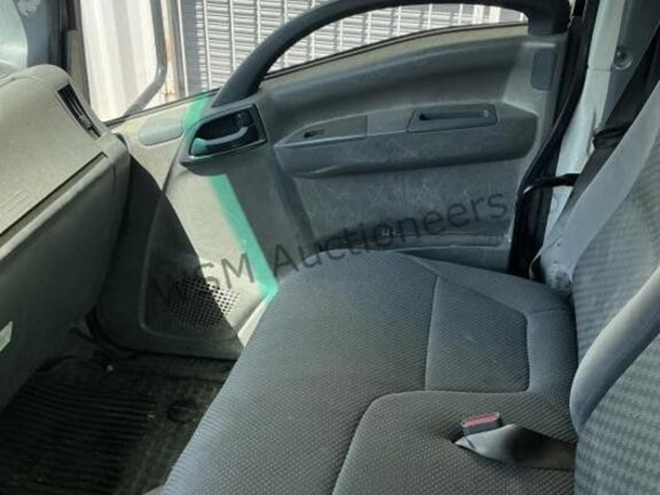 2015-isuzu-npr-image-21
