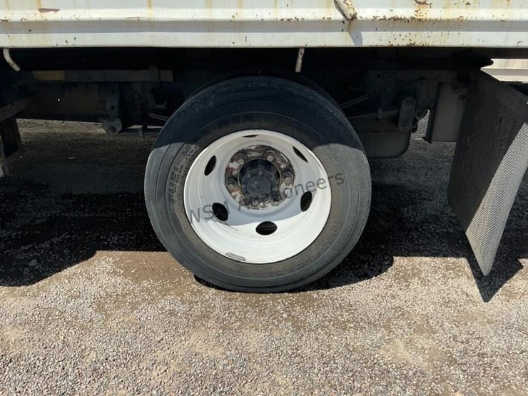 2015-isuzu-npr-image-9