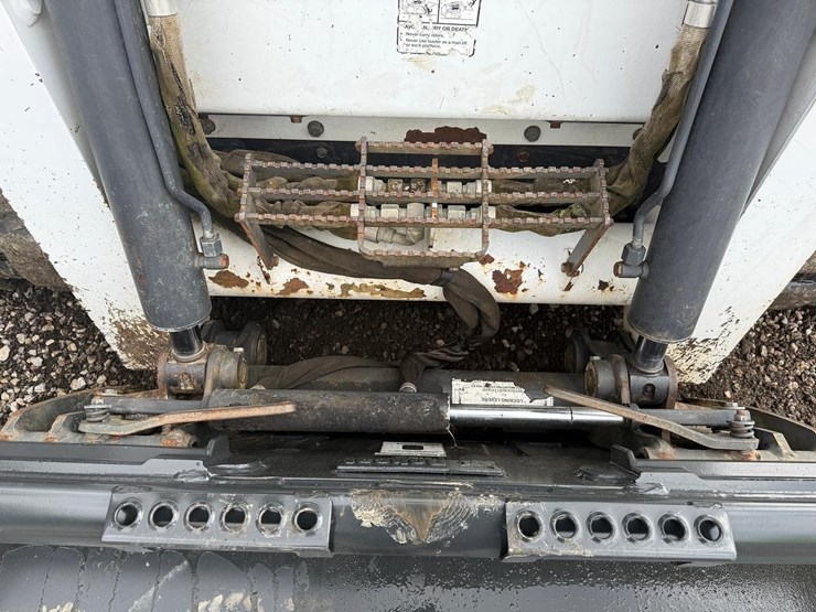 2012-bobcat-t630-image-10