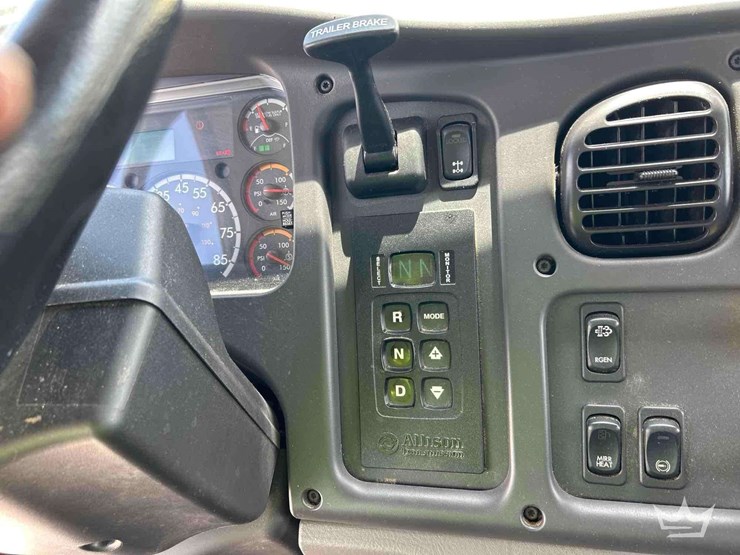2018-freightliner-m2-106-image-9