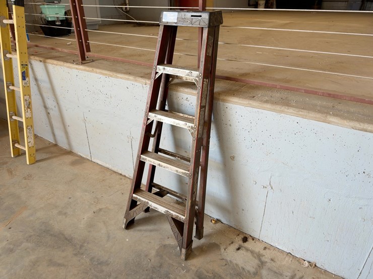 werner-5'-fiberglass-stepladder-image-2