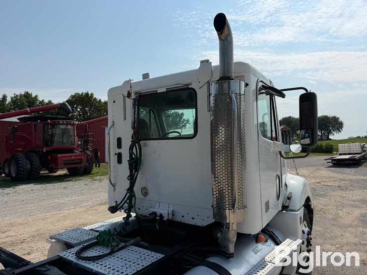 2007-freightliner-columbia-120-image-18