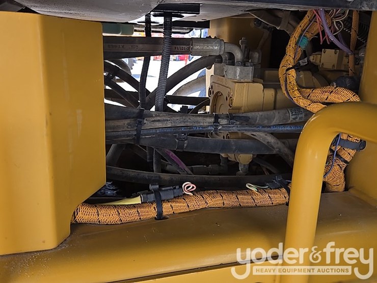 2020-caterpillar-cs56b-image-15