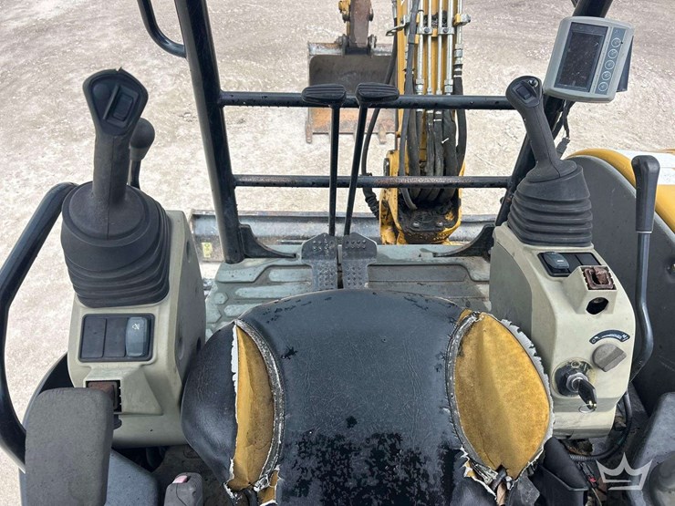 2015-caterpillar-304e2-mini-excavator-image-24